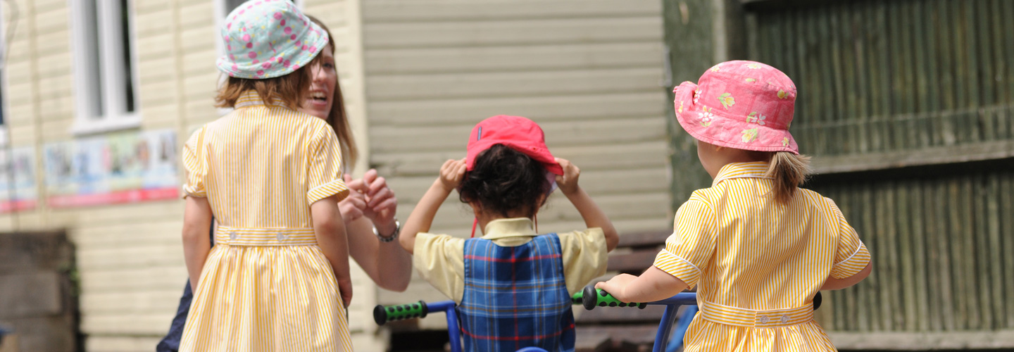 Students in sun hats